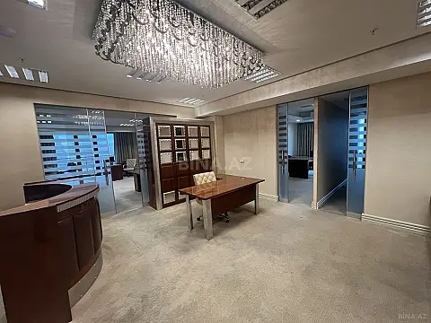 Satılır 4 otaqlı ofis 185 m²