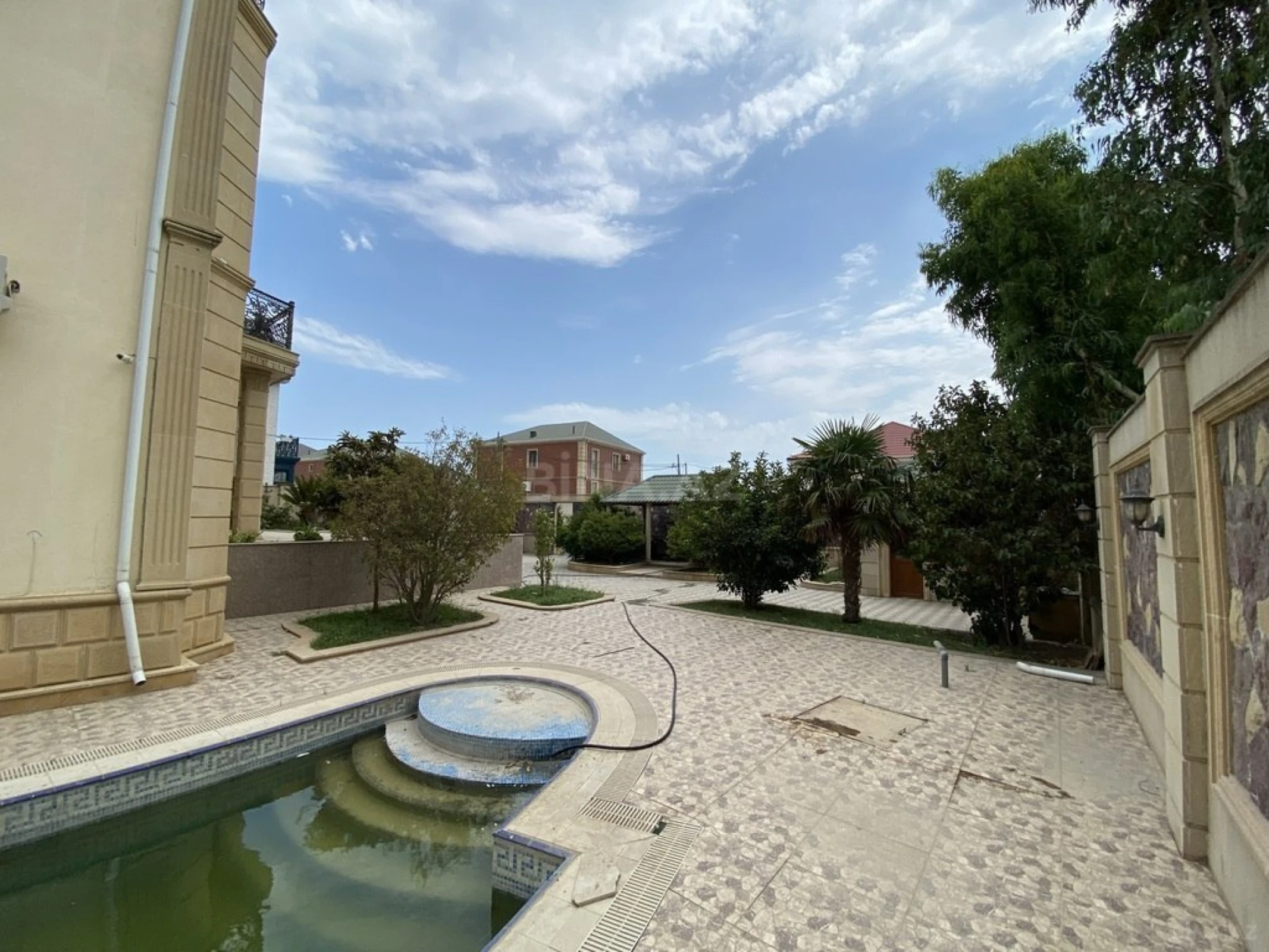 Satılır 7 otaqlı həyət evi 660 m²