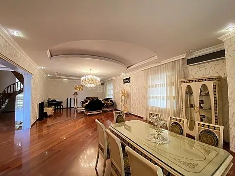 Satılır 7 otaqlı həyət evi 660 m²