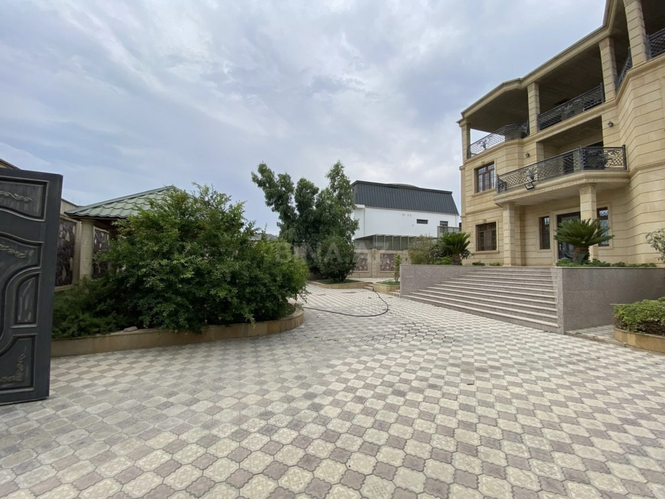 Satılır 7 otaqlı həyət evi 660 m²