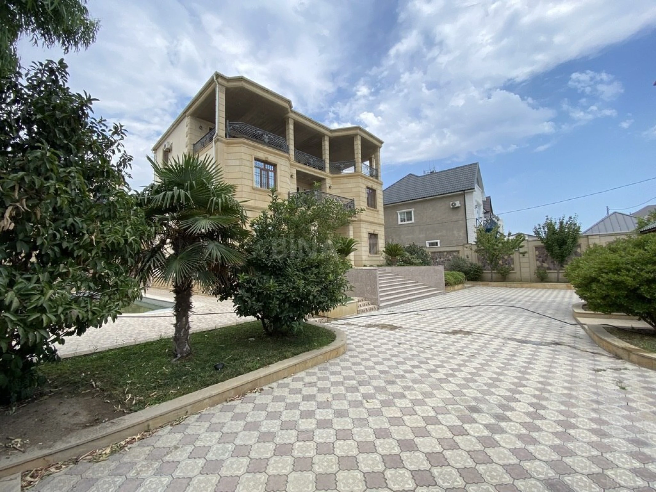 Satılır 7 otaqlı həyət evi 660 m²