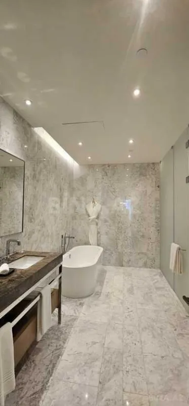 Satılır 4 otaqlı mənzil 165 m²