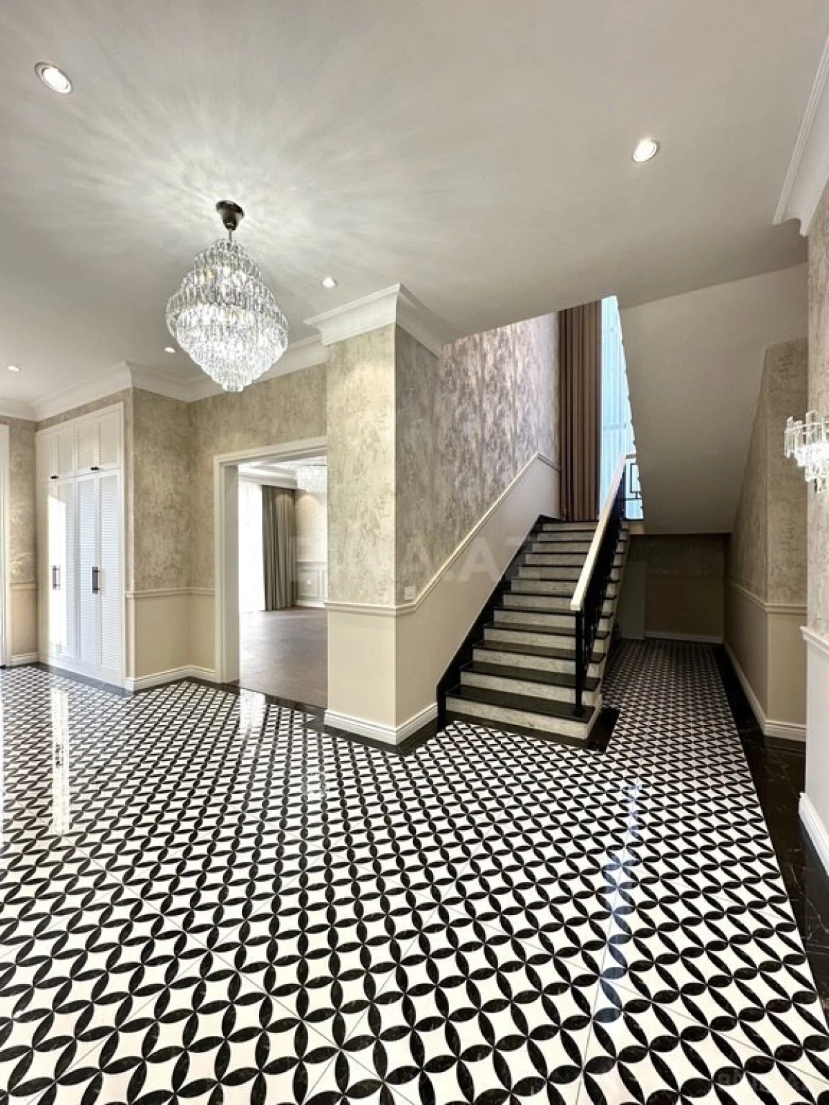 Satılır 6 otaqlı həyət evi 350 m²