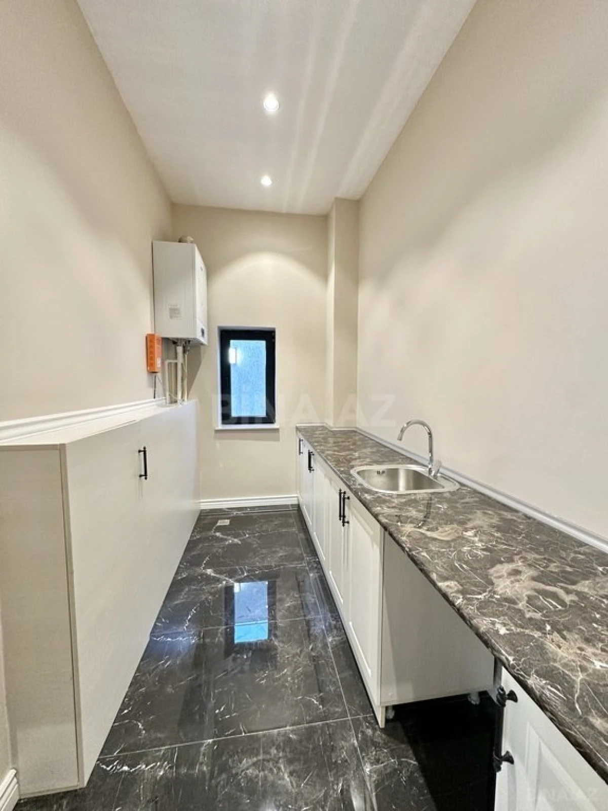 Satılır 6 otaqlı həyət evi 350 m²