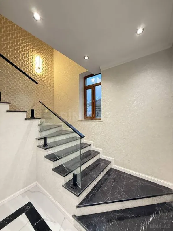 Satılır 5 otaqlı həyət evi 285 m²