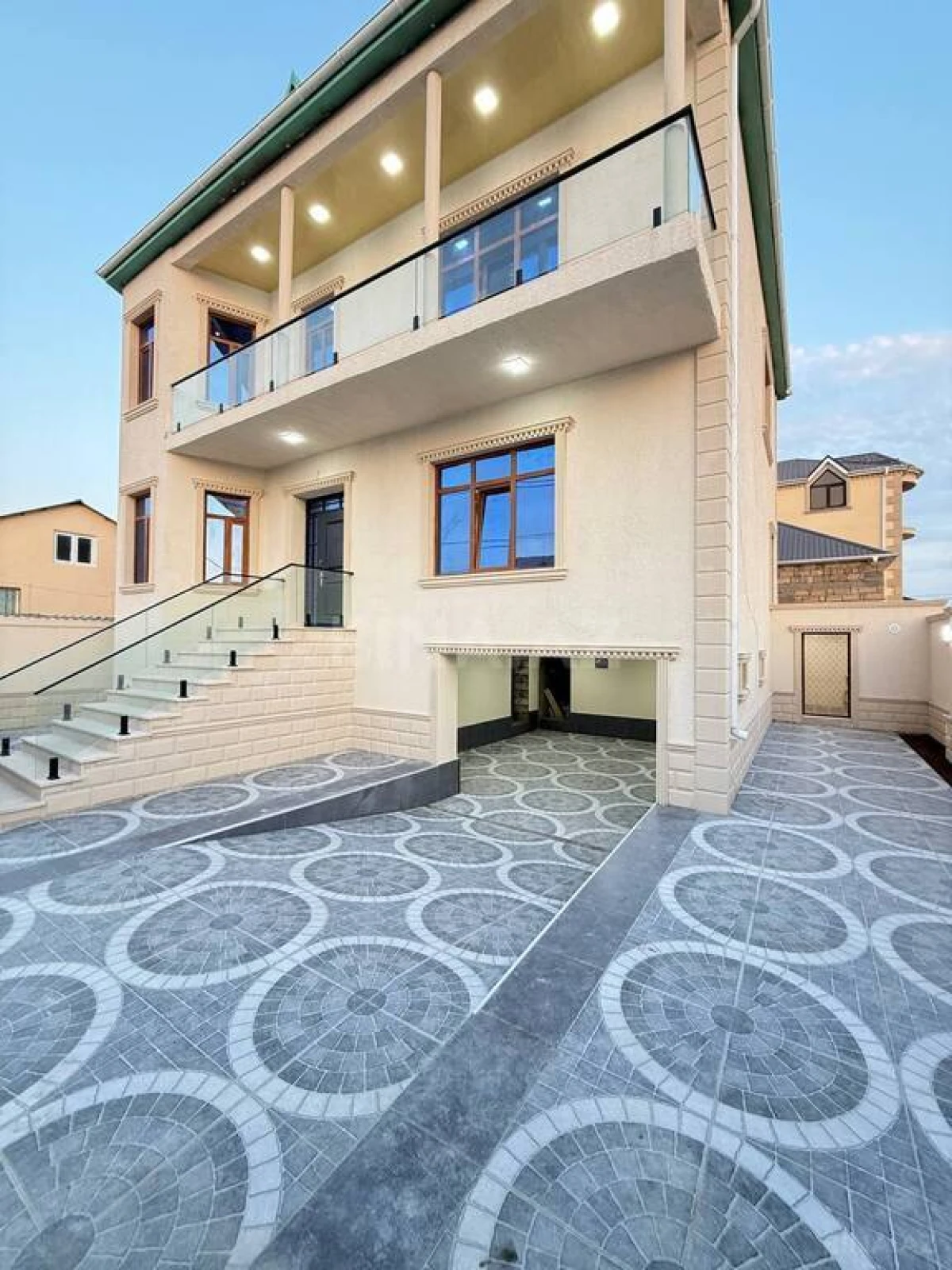 Satılır 5 otaqlı həyət evi 285 m²