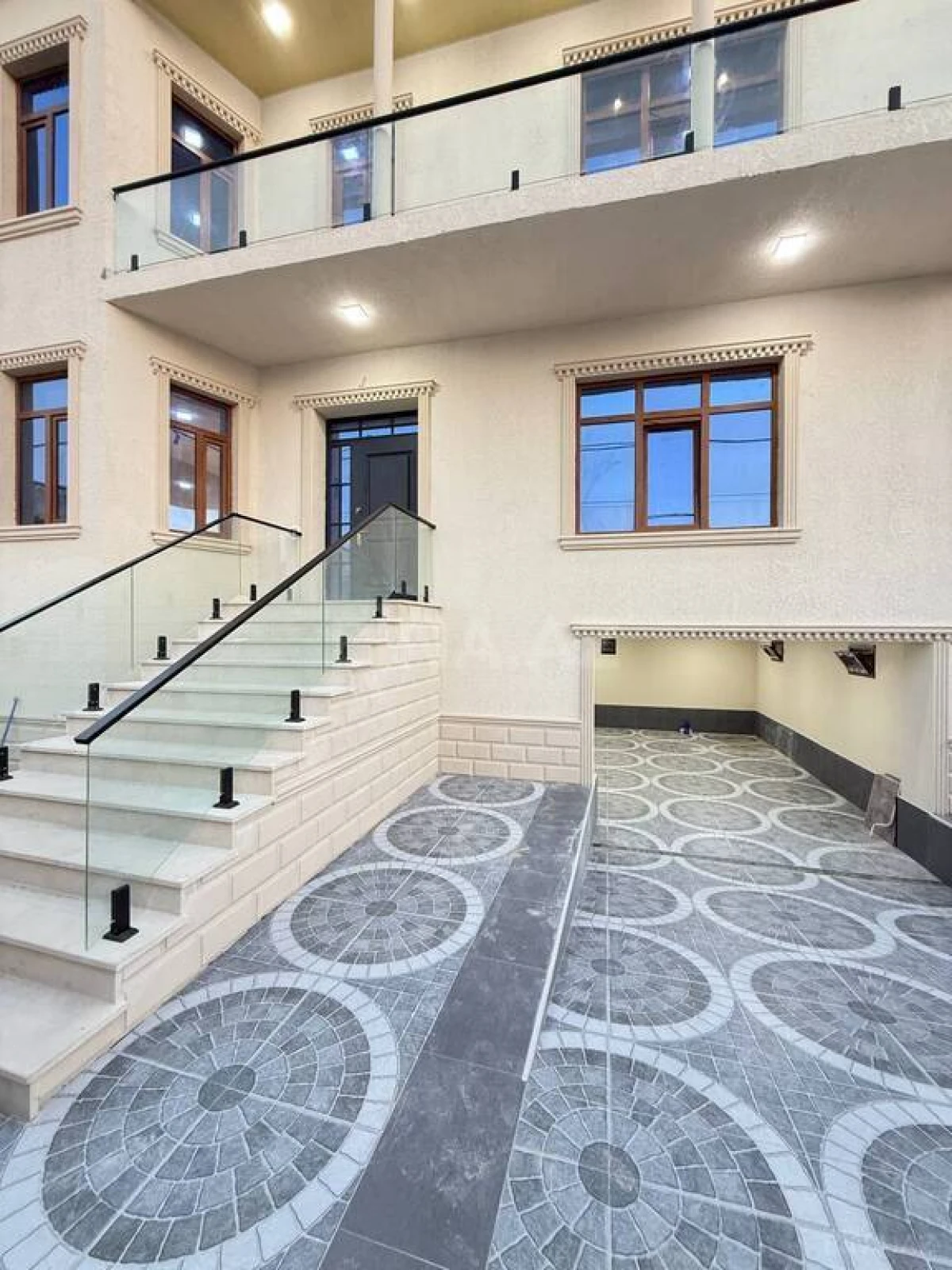 Satılır 5 otaqlı həyət evi 285 m²