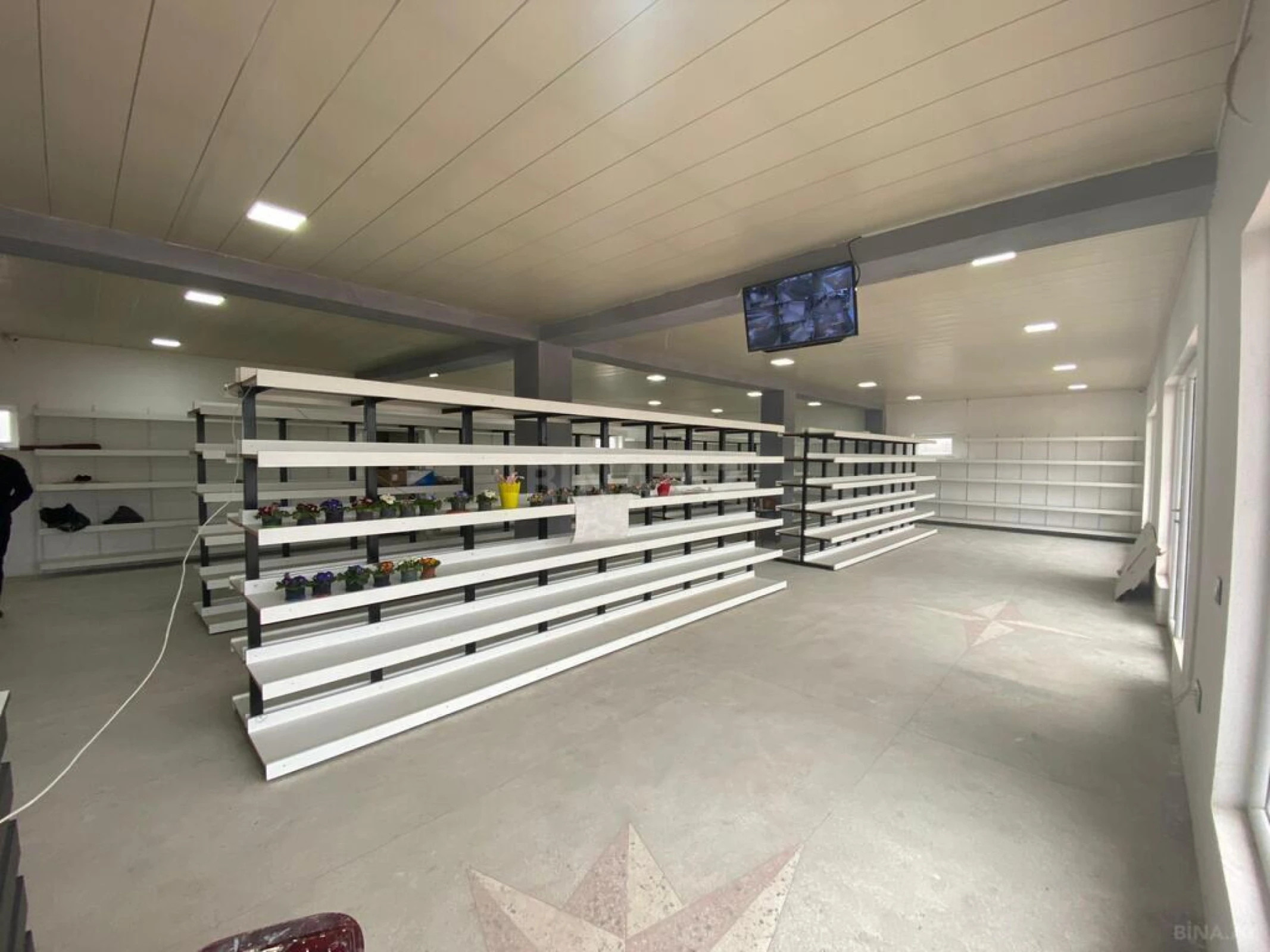 Satılır obyekt 240 m²