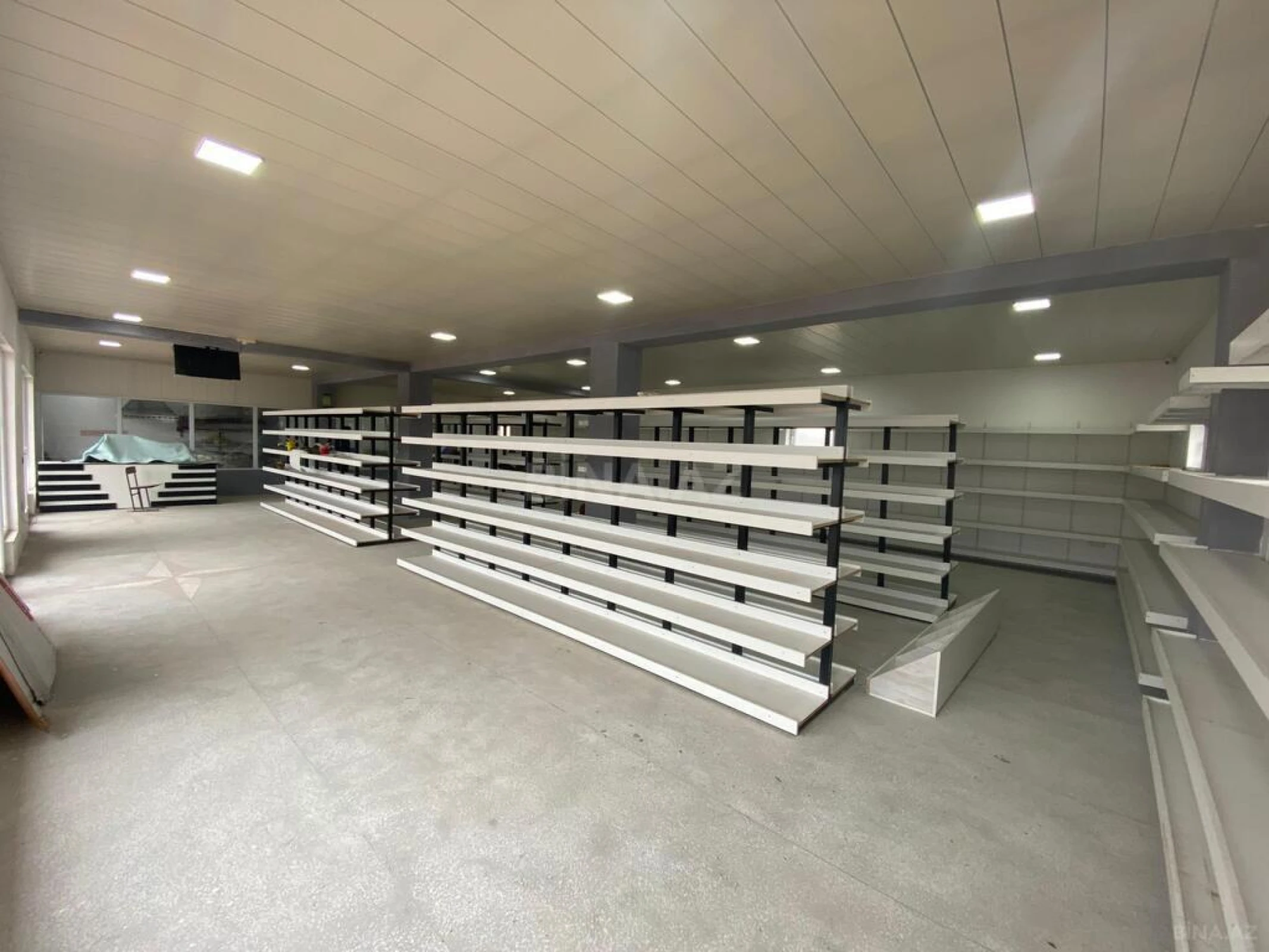 Satılır obyekt 240 m²