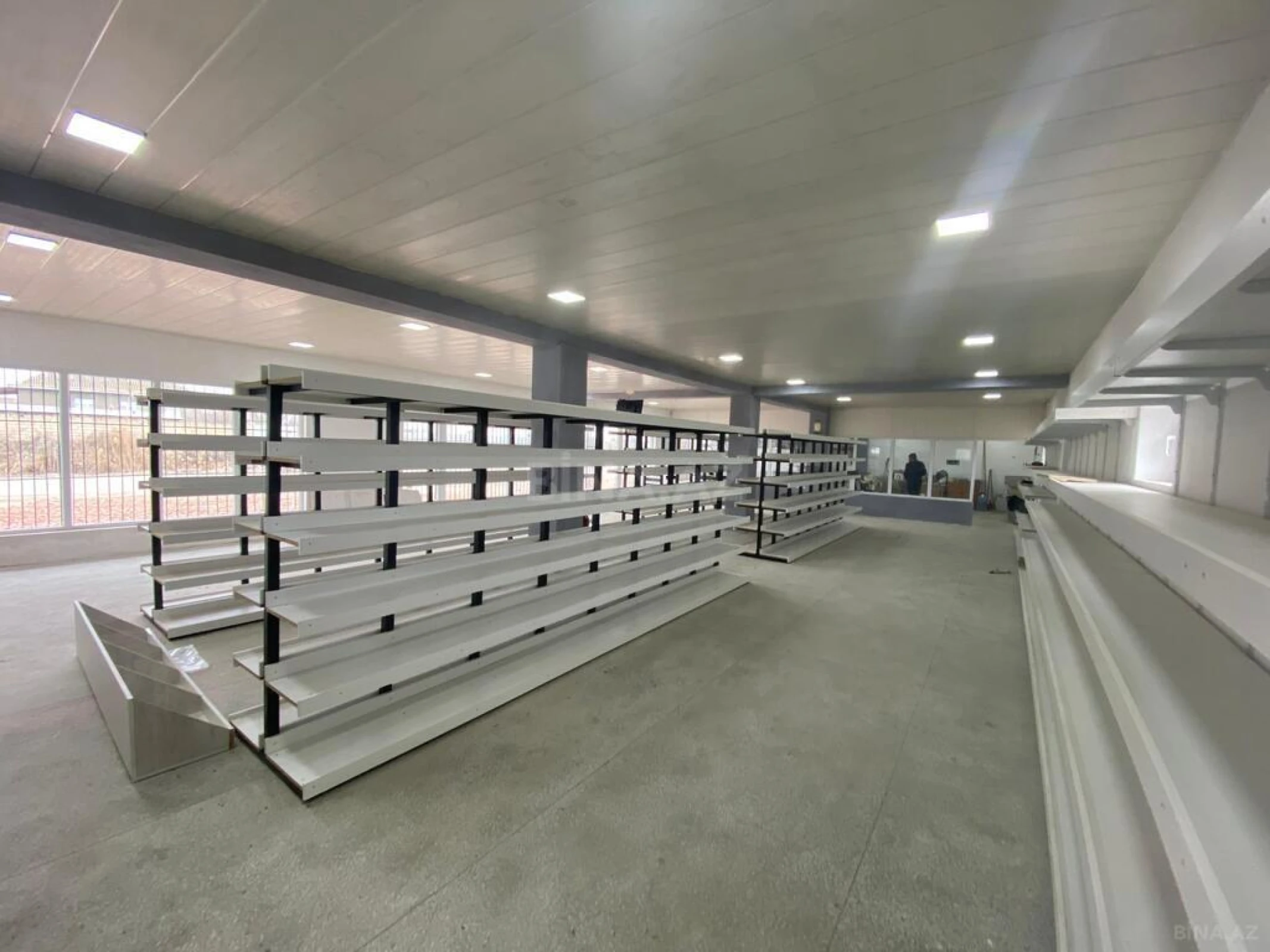 Satılır obyekt 240 m²