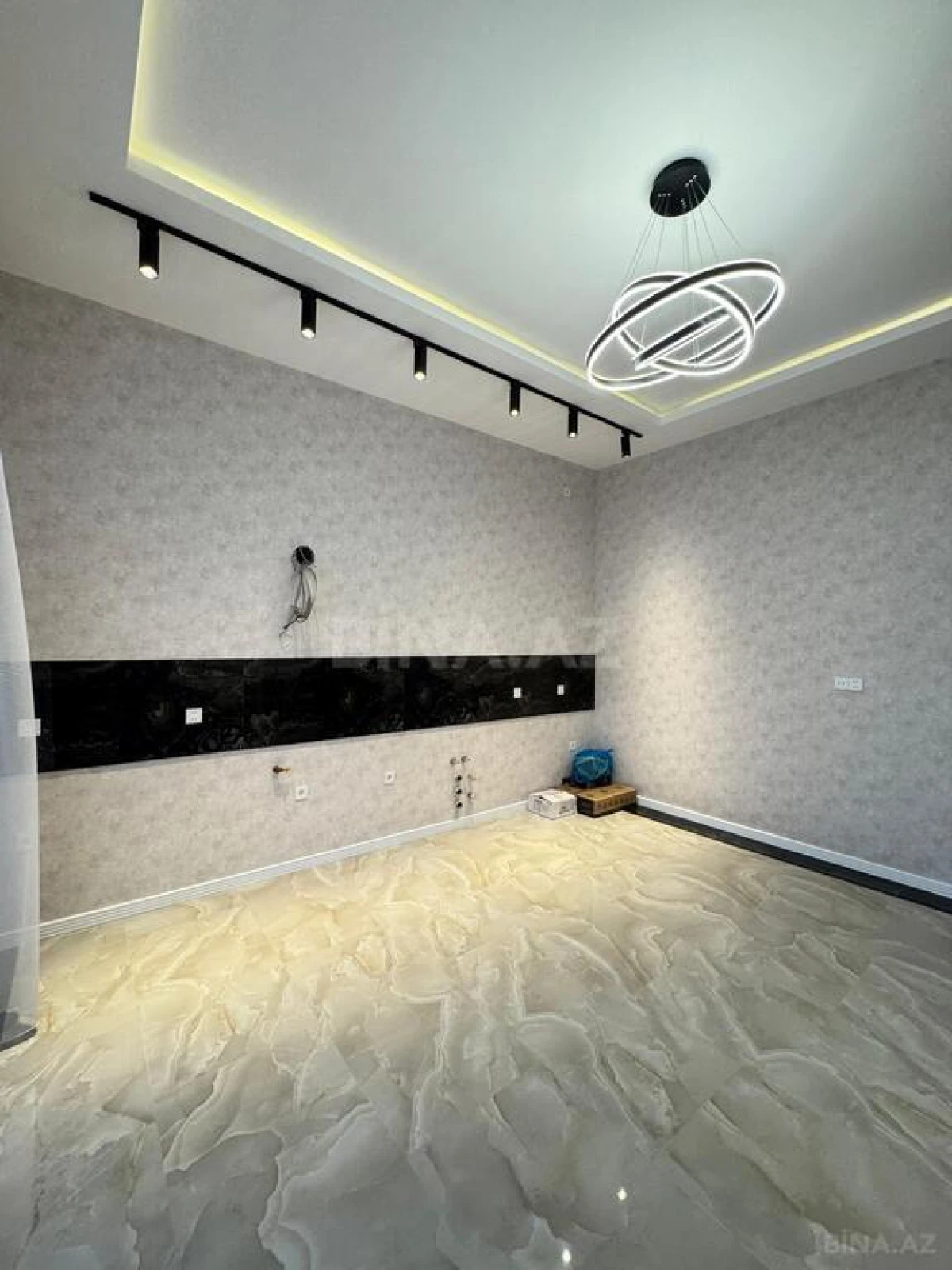Satılır 5 otaqlı həyət evi 240 m²