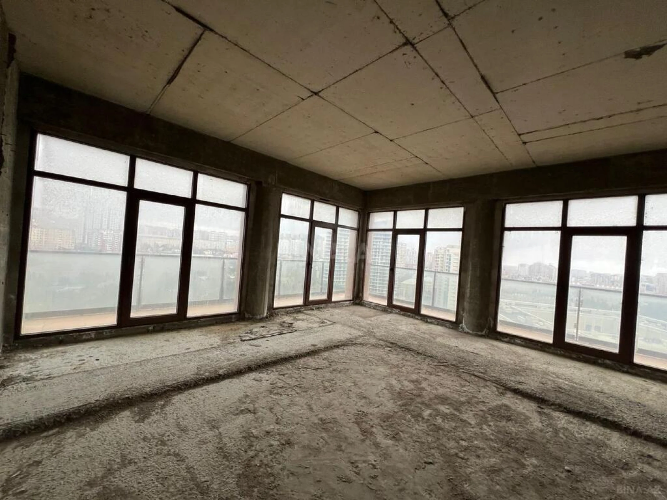 Satılır 4 otaqlı mənzil 200 m²