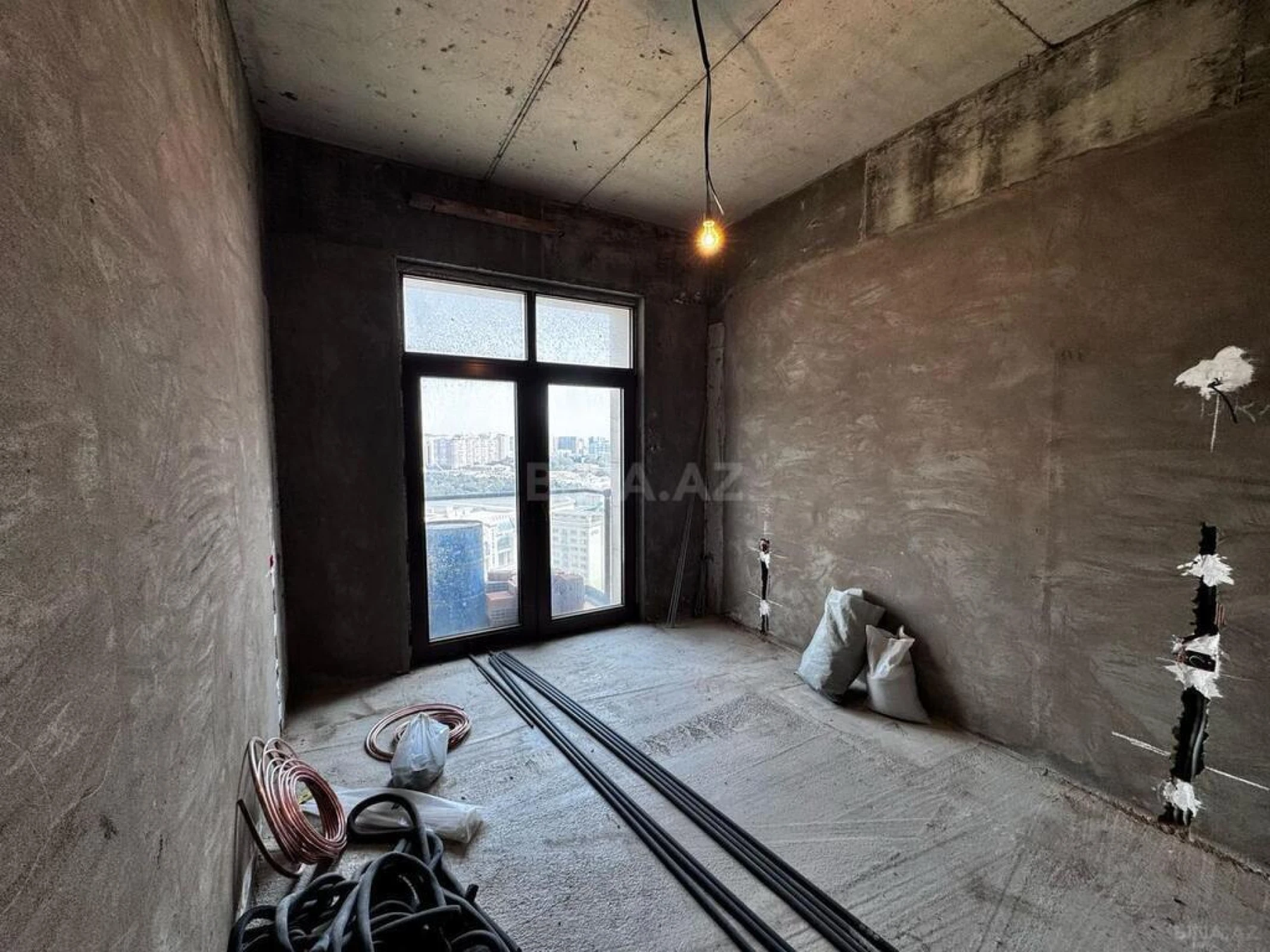 Satılır 4 otaqlı mənzil 200 m²