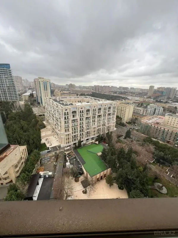 Satılır 4 otaqlı mənzil 200 m²