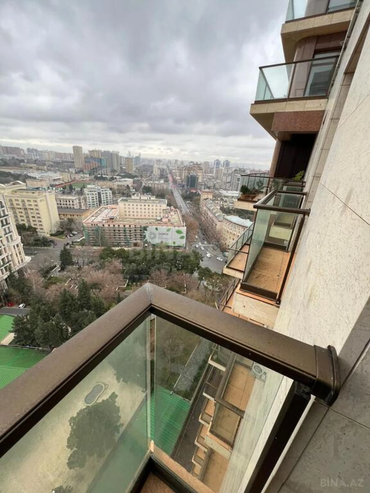 Satılır 4 otaqlı mənzil 200 m²