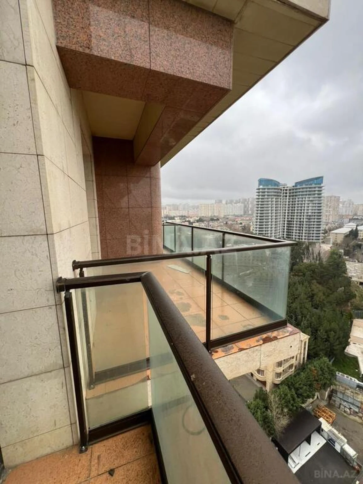 Satılır 4 otaqlı mənzil 200 m²