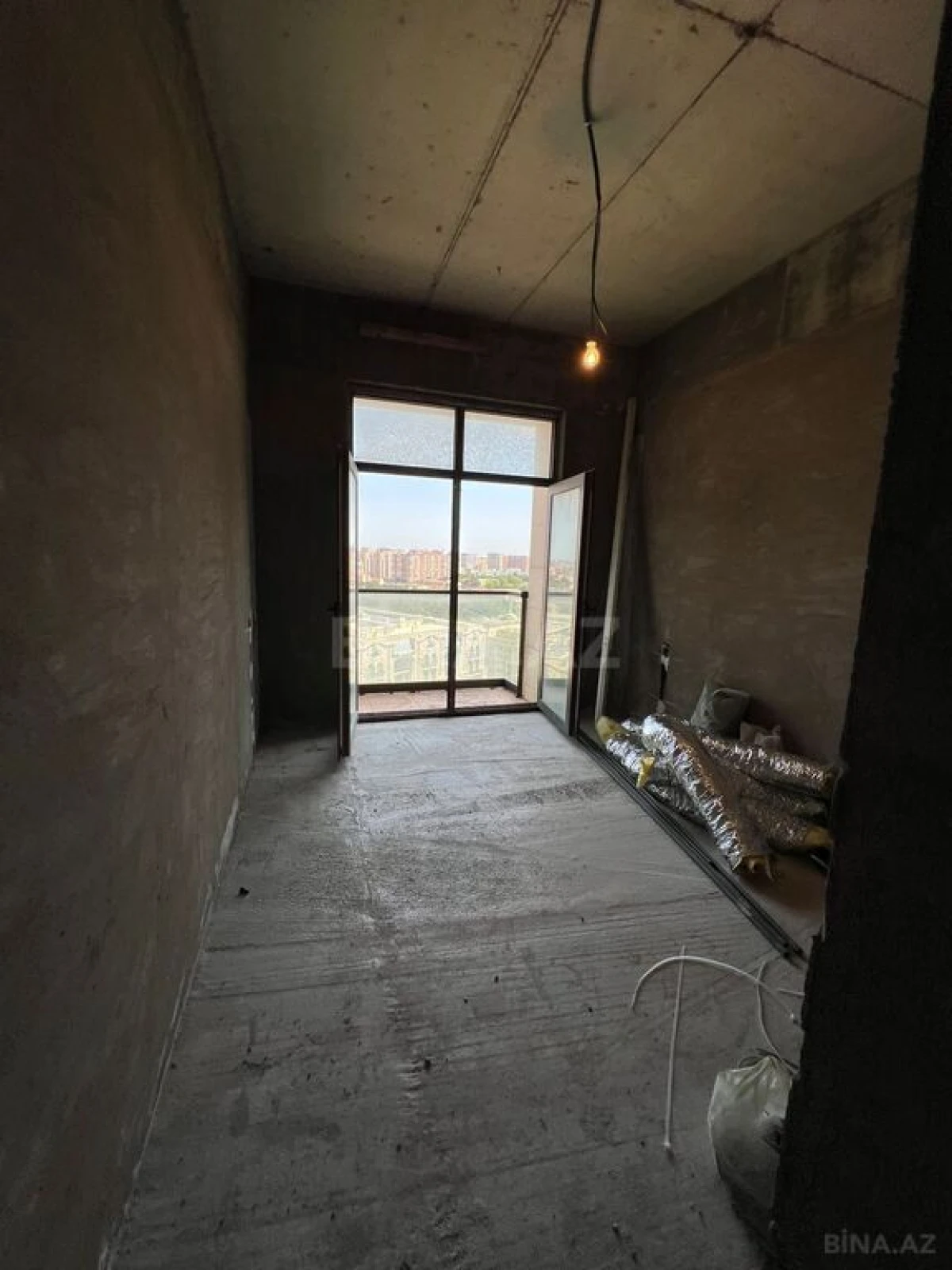 Satılır 4 otaqlı mənzil 200 m²