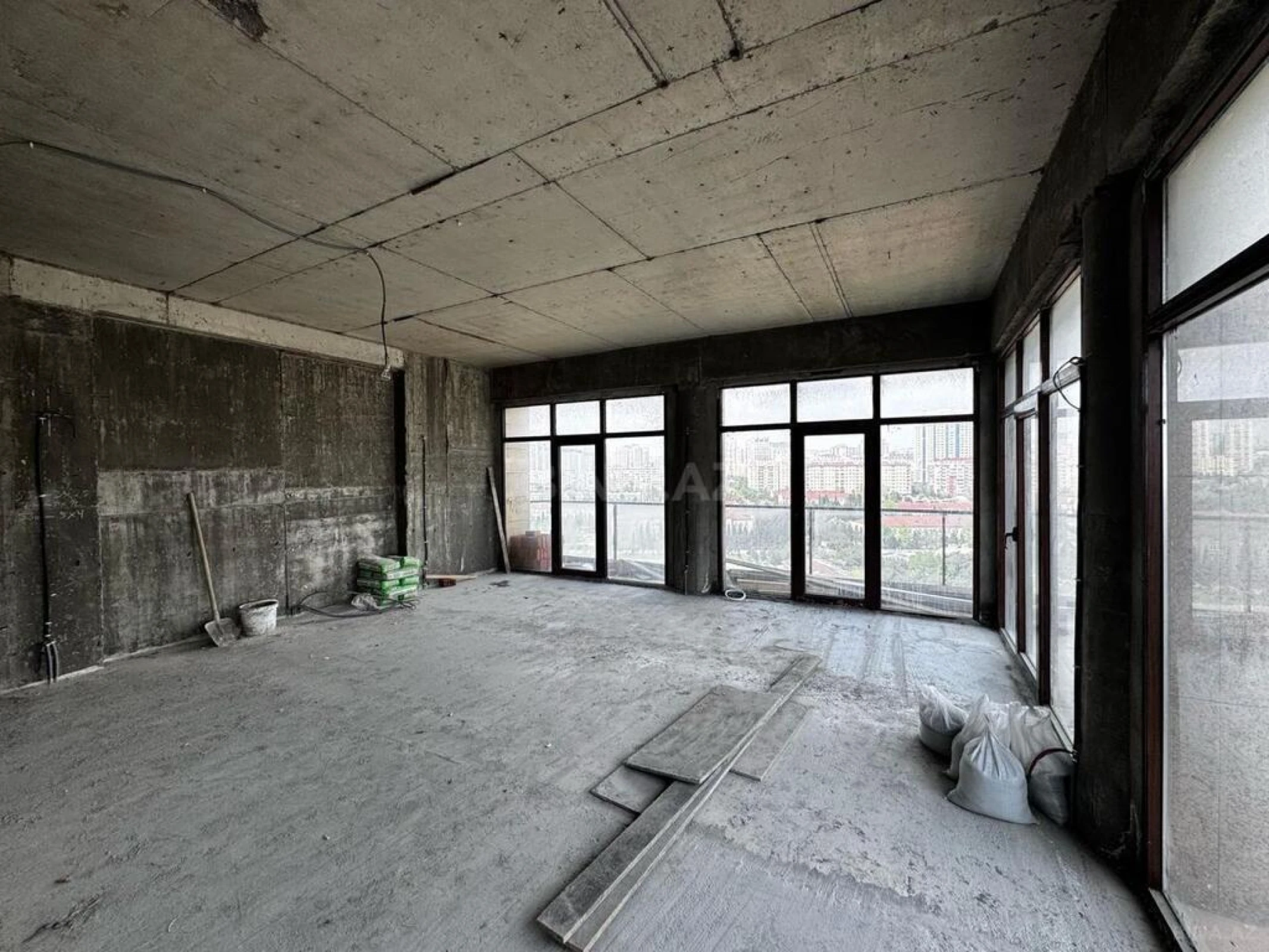 Satılır 4 otaqlı mənzil 200 m²