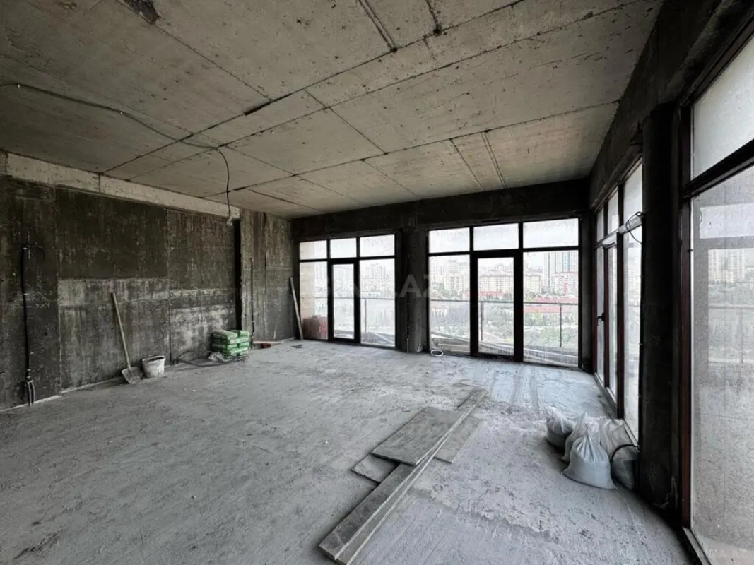 Satılır 4 otaqlı mənzil 200 m²