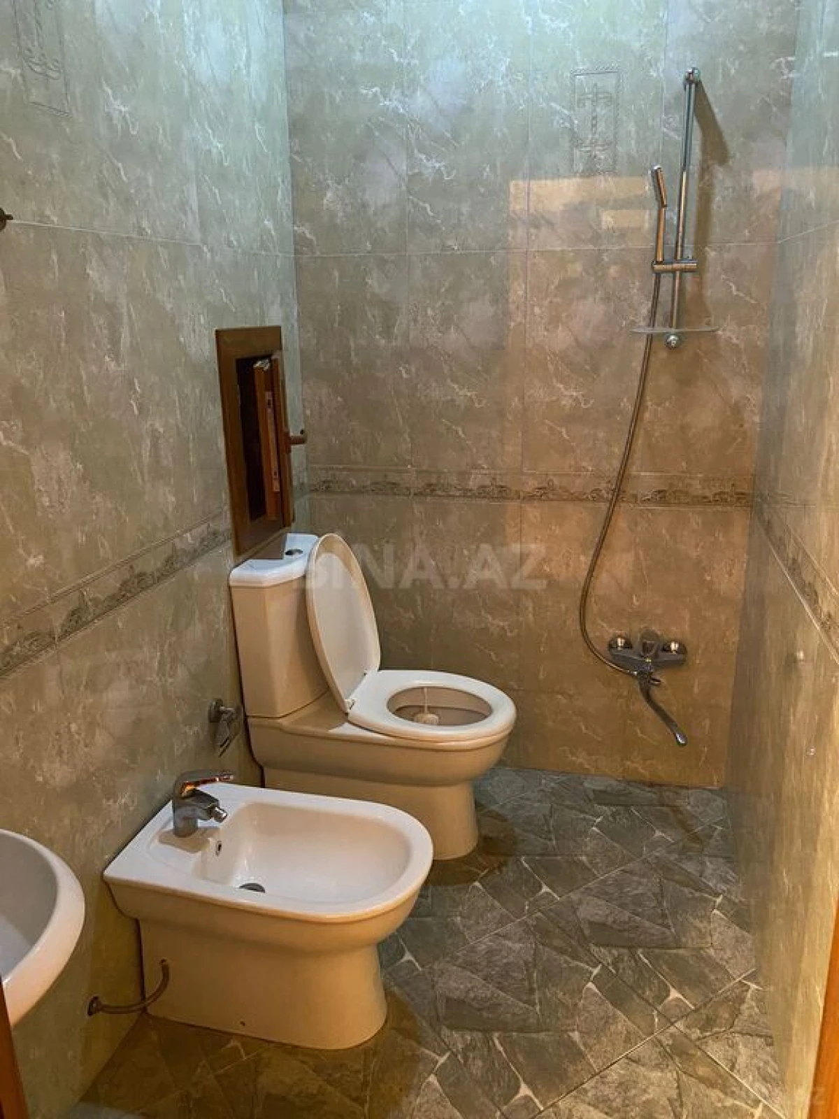 Satılır 3 otaqlı mənzil 147 m²