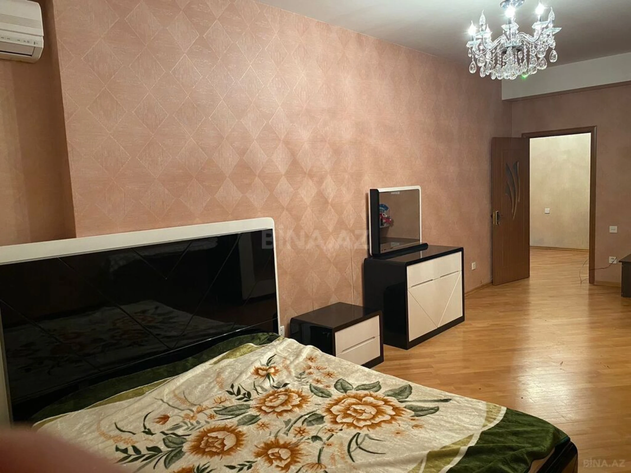 Satılır 3 otaqlı mənzil 147 m²