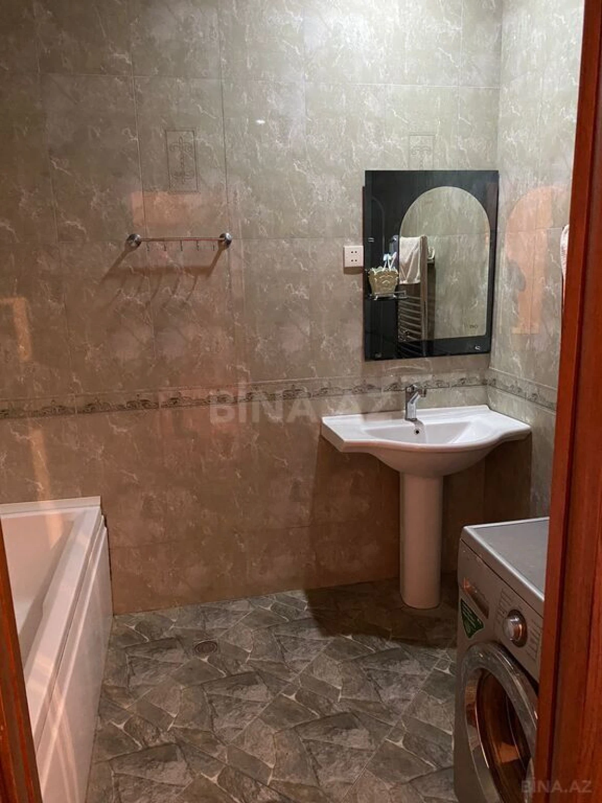 Satılır 3 otaqlı mənzil 147 m²