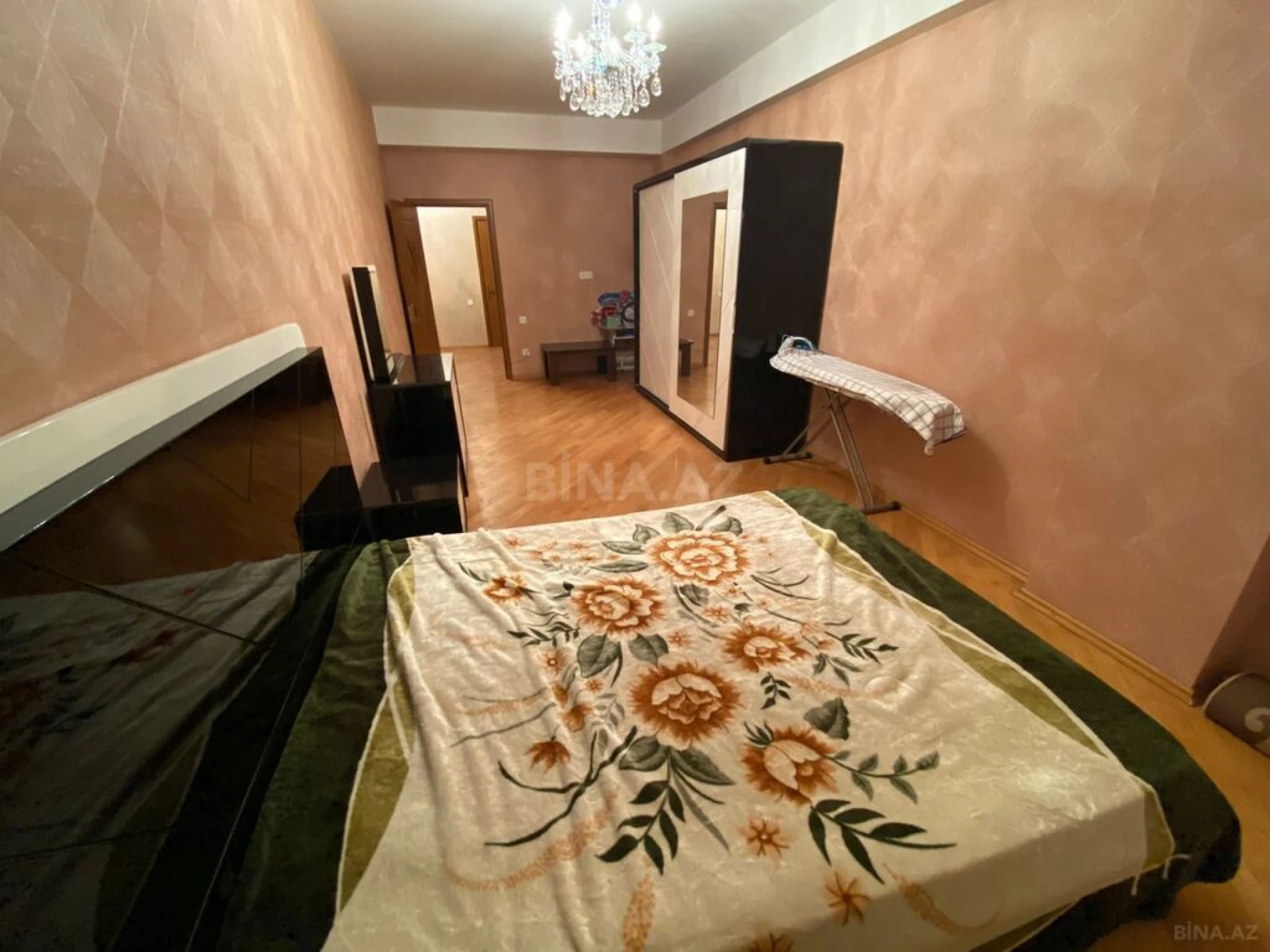 Satılır 3 otaqlı mənzil 147 m²