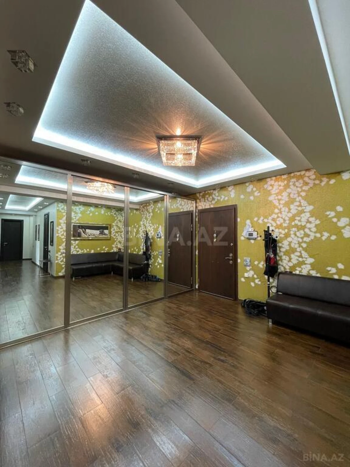 Satılır 4 otaqlı mənzil 260.5 m²