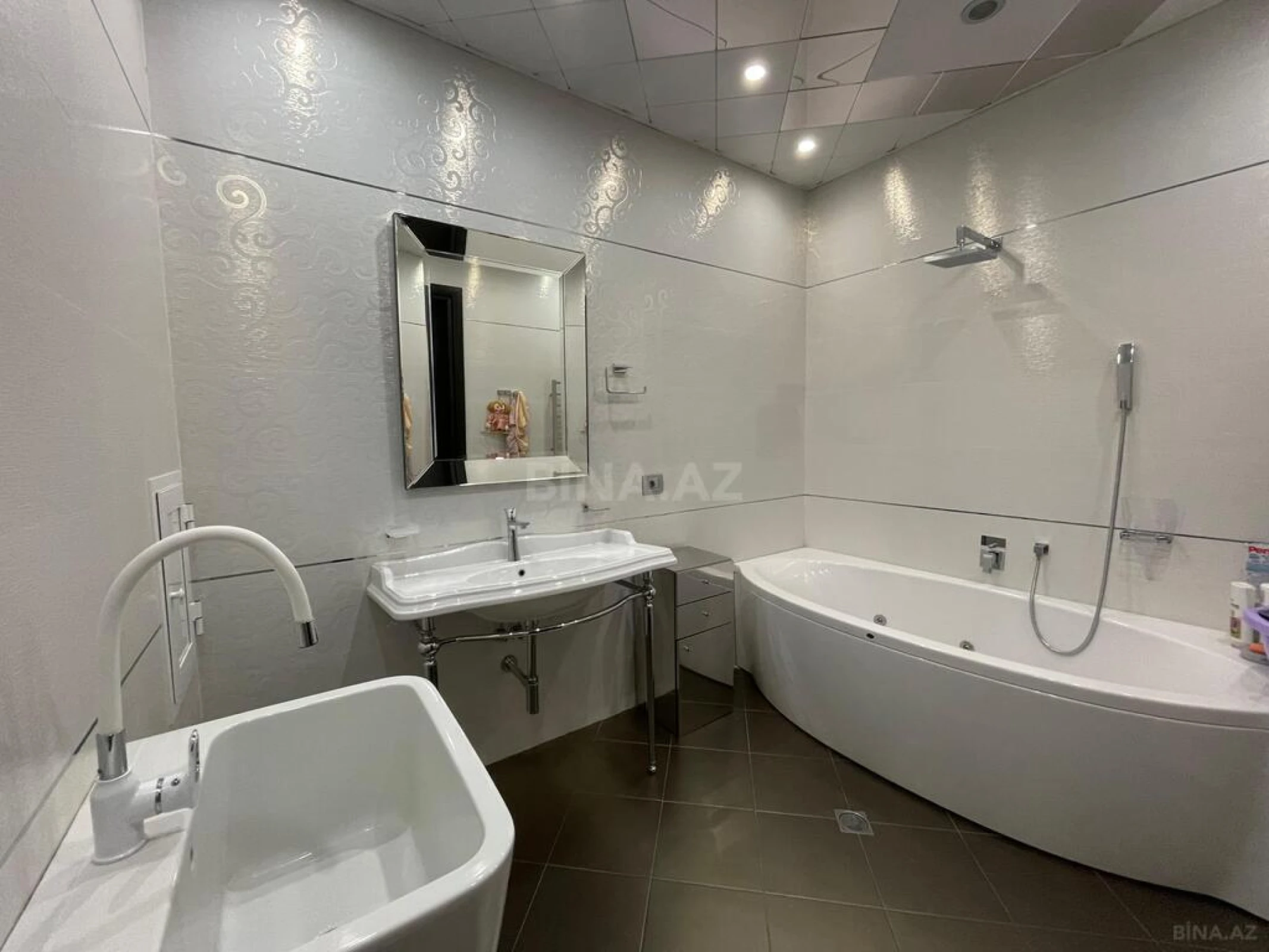 Satılır 4 otaqlı mənzil 260.5 m²