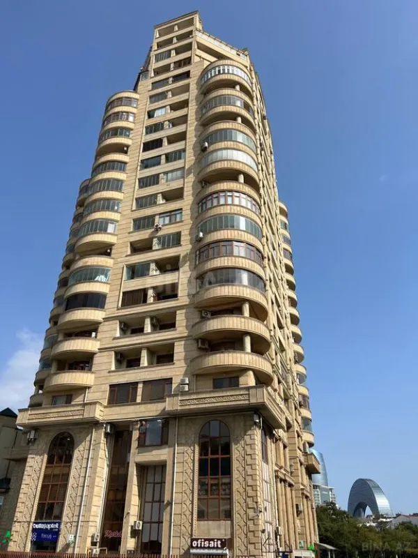 Satılır 4 otaqlı mənzil 180 m²