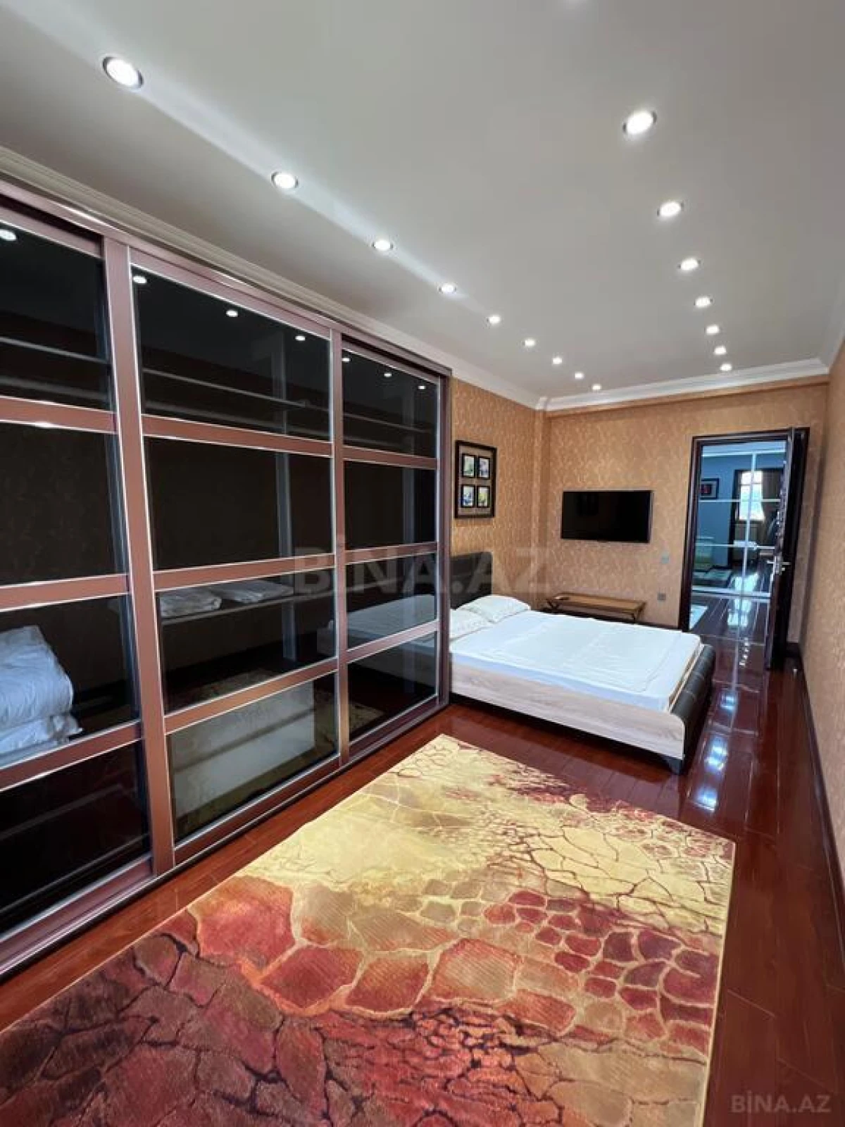 Satılır 4 otaqlı mənzil 180 m²