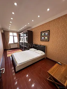 Satılır 4 otaqlı mənzil 180 m²