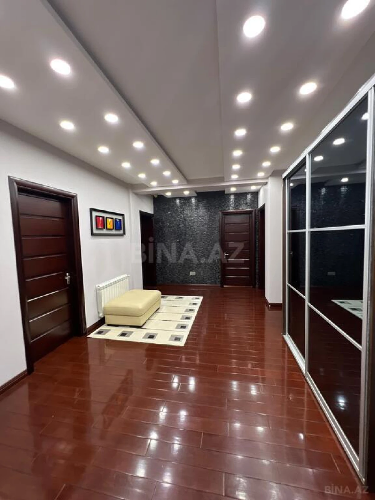 Satılır 4 otaqlı mənzil 180 m²