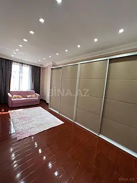 Satılır 4 otaqlı mənzil 180 m²