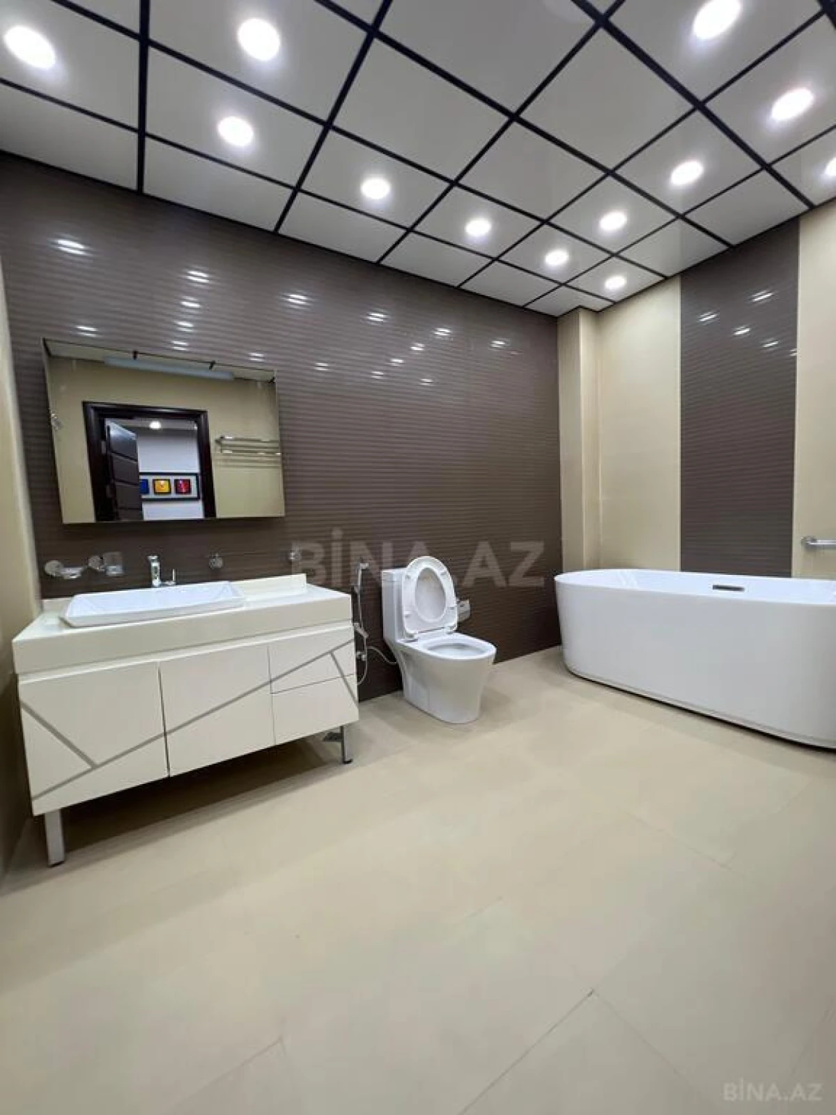 Satılır 4 otaqlı mənzil 180 m²