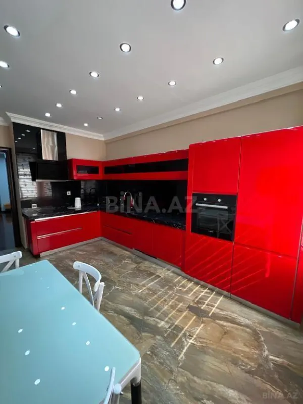 Satılır 4 otaqlı mənzil 180 m²