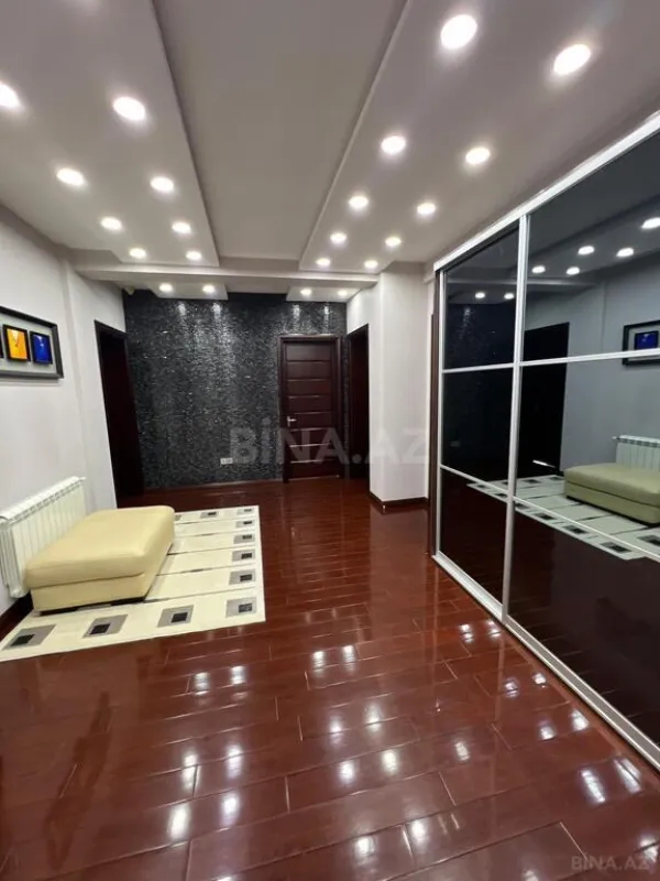 Satılır 4 otaqlı mənzil 180 m²