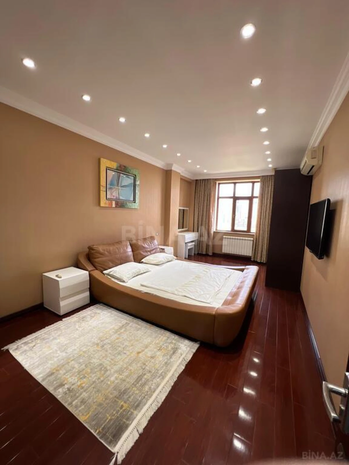 Satılır 4 otaqlı mənzil 180 m²