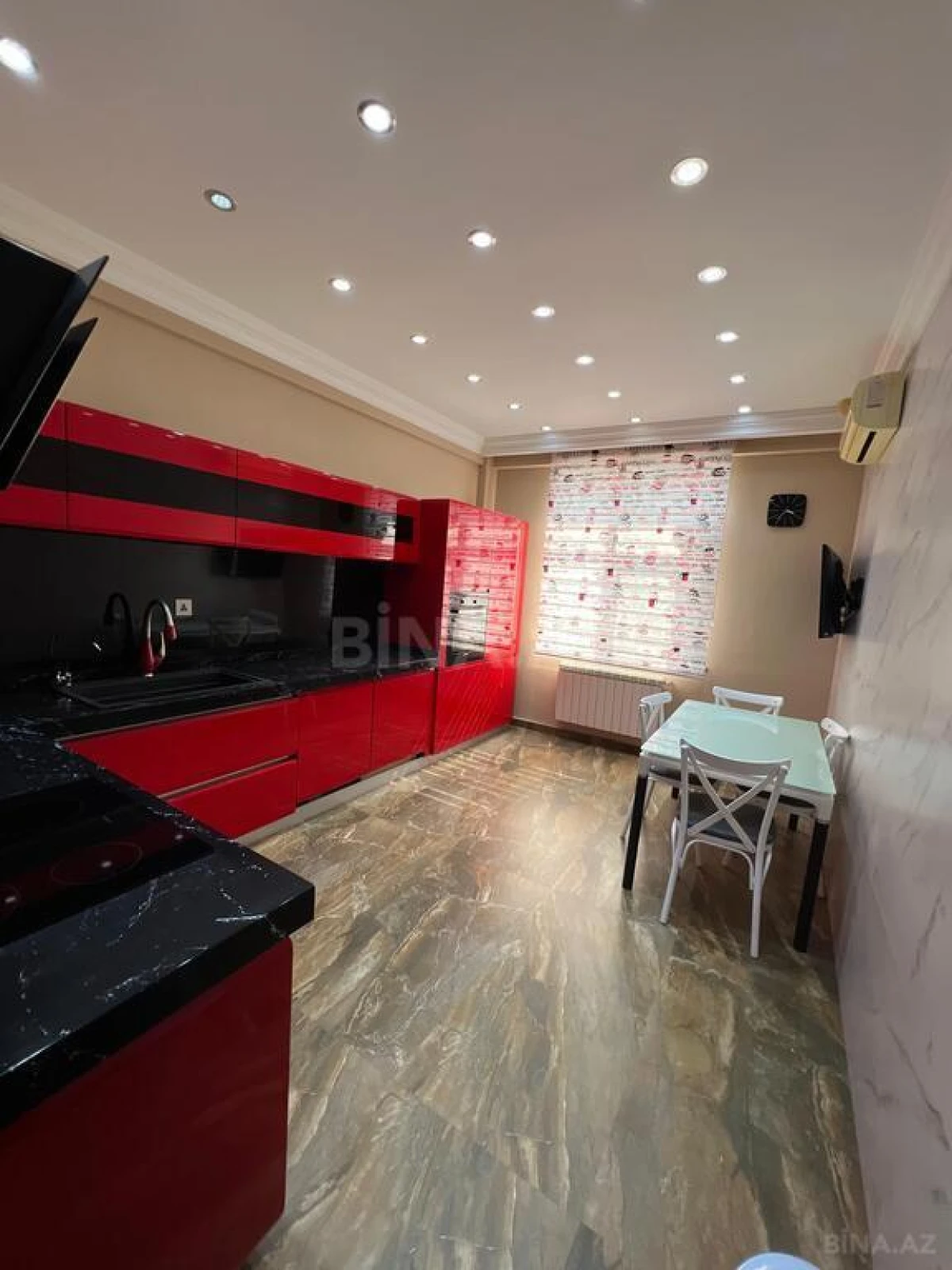 Satılır 4 otaqlı mənzil 180 m²