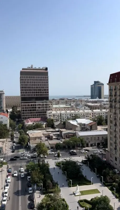 Satılır 4 otaqlı mənzil 180 m²