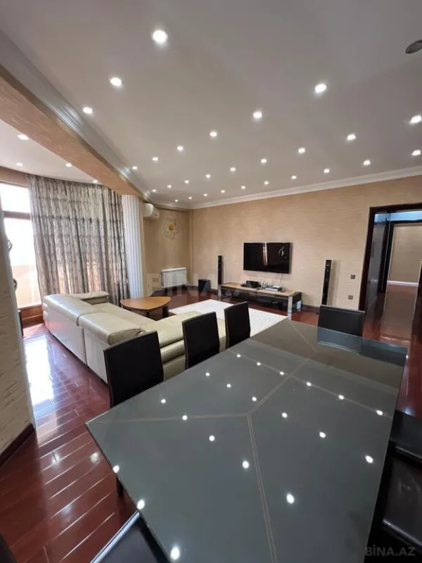 Satılır 4 otaqlı mənzil 180 m²