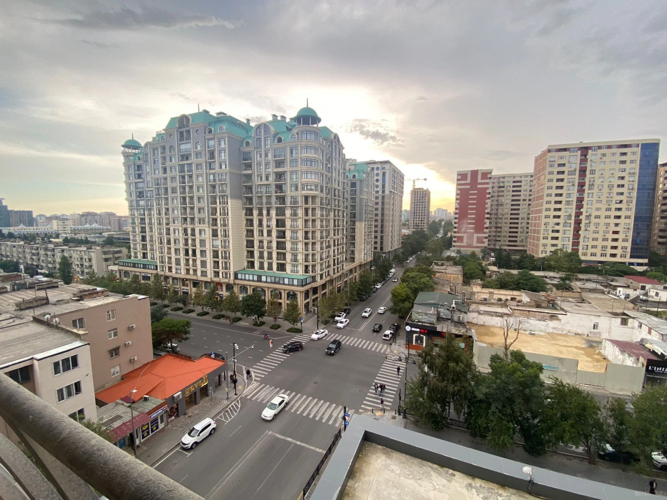 Satılır 4 otaqlı mənzil 193 m²