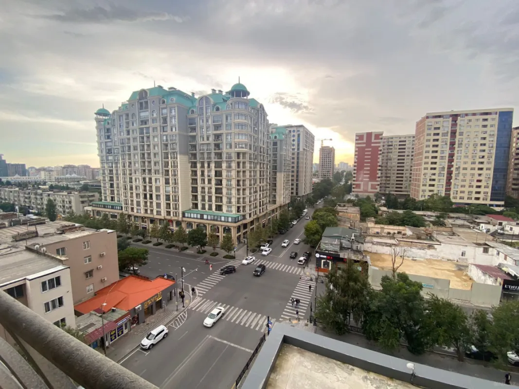 Satılır 4 otaqlı mənzil 193 m²