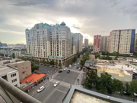 Satılır 4 otaqlı mənzil 193 m²