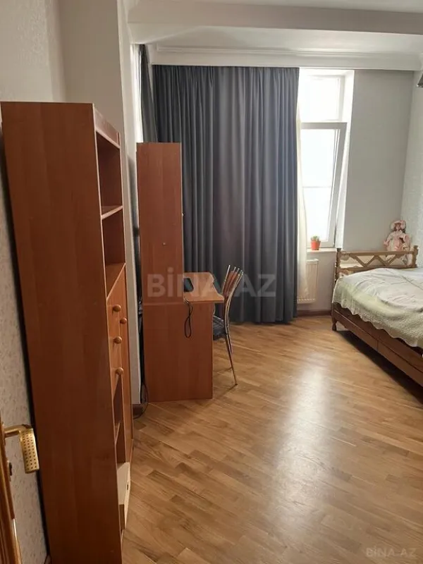 Satılır 3 otaqlı mənzil 154 m²