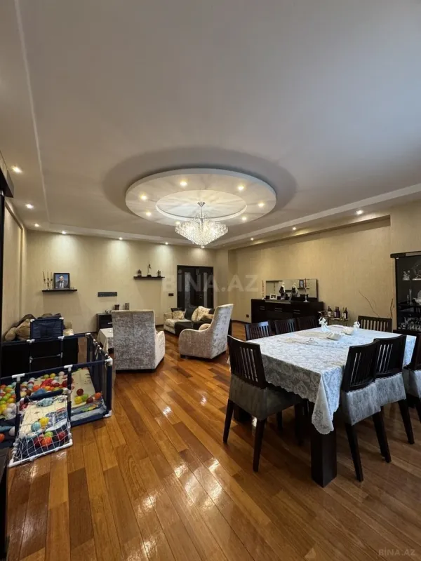 Satılır 4 otaqlı mənzil 210 m²
