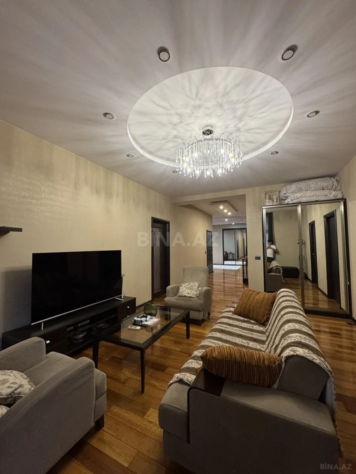 Satılır 4 otaqlı mənzil 210 m²