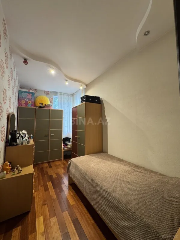 Satılır 4 otaqlı mənzil 210 m²