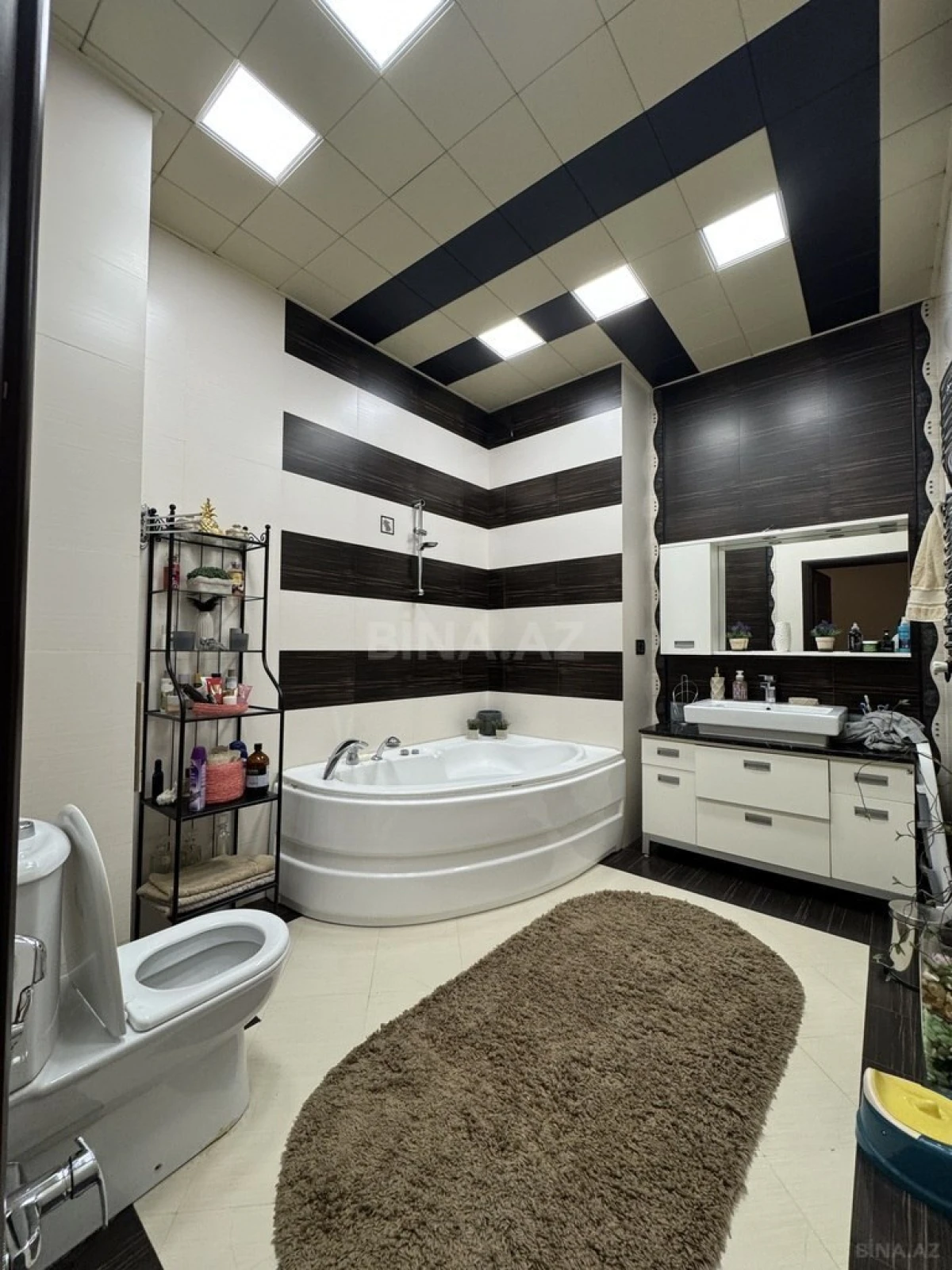 Satılır 4 otaqlı mənzil 210 m²