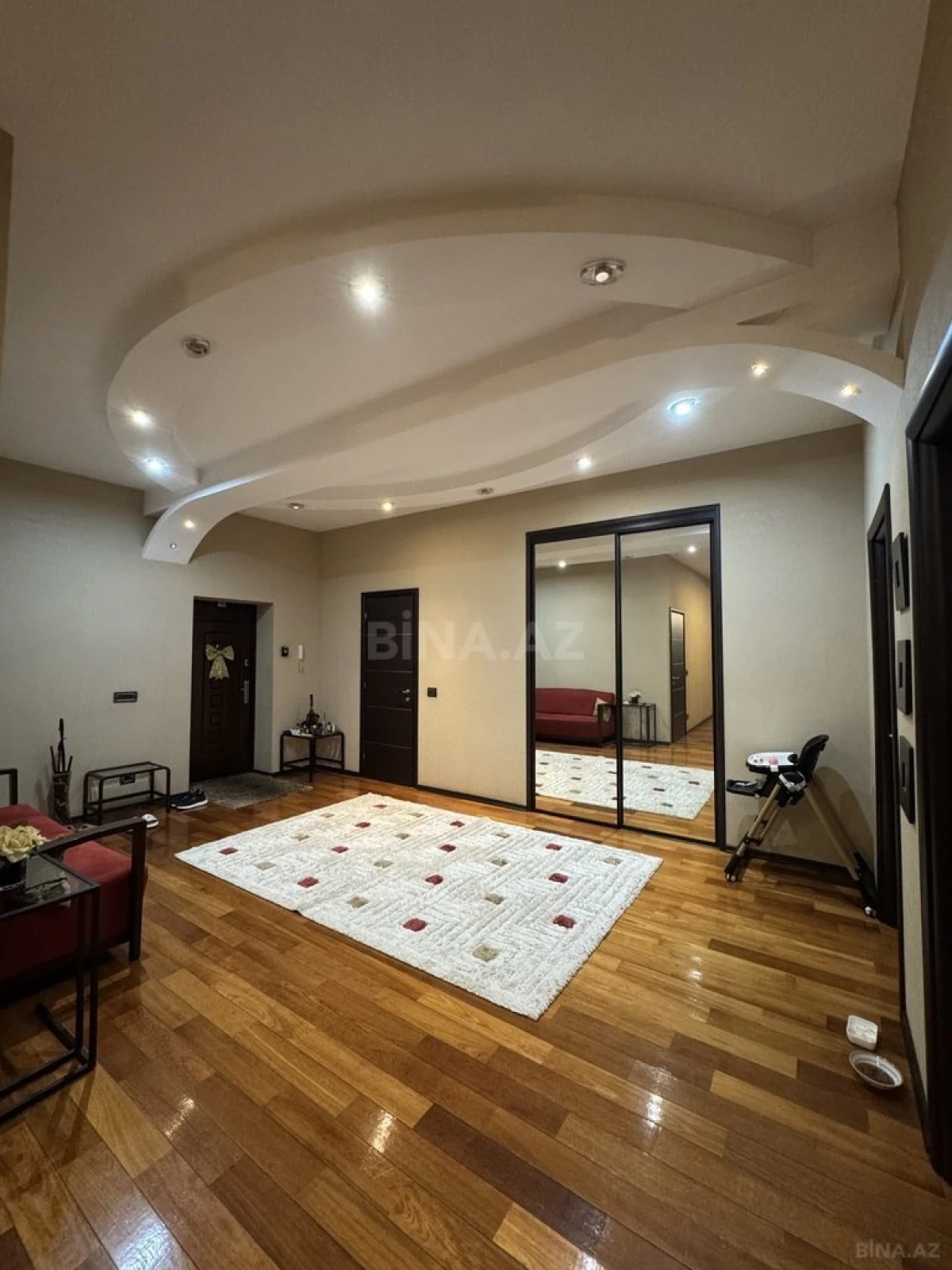 Satılır 4 otaqlı mənzil 210 m²